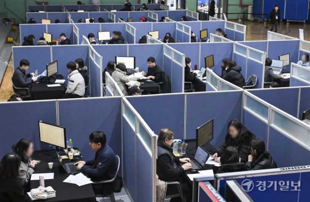 27일 오후 경기대학교 수원캠퍼스 체육관에서 열린 '경기도교육청 고1·2학년 대입진학 설명회'에서 학생과 학부모들이 1:1 대학진학상담을 하고 있다. 이번 설명회는 경기도교육청 주최로 2027학년도 대입전형의 이해와 대비 전략 등을 담은 특강과 경기도 대입진학지도 리더교사가 상담자로 참여한 1:1 대학진학상담을 중점으로 진행됐다. 홍기웅기자