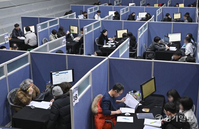 27일 오후 경기대학교 수원캠퍼스 체육관에서 열린 '경기도교육청 고1·2학년 대입진학 설명회'에서 학생과 학부모들이 1:1 대학진학상담을 하고 있다. 이번 설명회는 경기도교육청 주최로 2027학년도 대입전형의 이해와 대비 전략 등을 담은 특강과 경기도 대입진학지도 리더교사가 상담자로 참여한 1:1 대학진학상담을 중점으로 진행됐다. 홍기웅기자