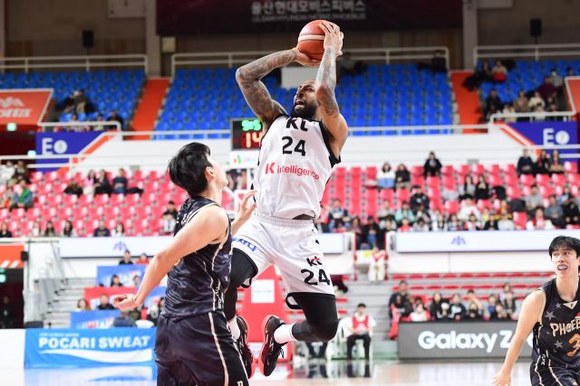 KT 소닉붐의 데릭 윌리엄스가 27일 울산 동천체육관에서 열린 2025-2026 KBL 정규리그 울산 현대모비스와 원정 경기에서 슈팅을 시도하고 있다. KBL 제공