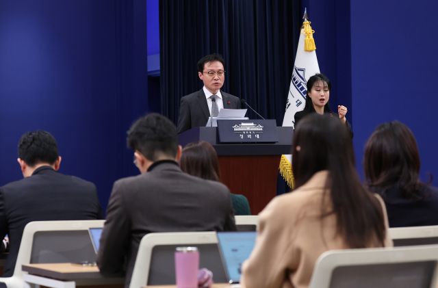 이규연 홍보소통수석이 28일 청와대 춘추관에서 장·차관급 인선 브리핑을 하고 있다. 연합뉴스