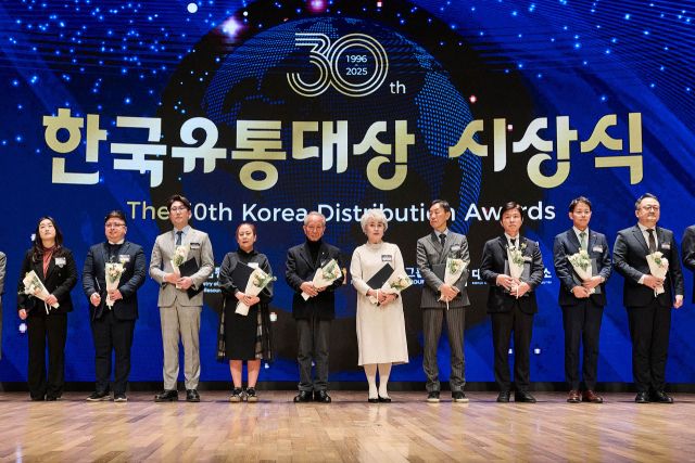 신세계프라퍼티가 지난 26일 대한상공회의소에서 열린 ‘제30회 한국유통대상’ 시상식에서 유통산업 상생·협력 문화확산 유공 부문 산업통상부장관 표창을 수상했다. 신동우 신세계프라퍼티 지원본부장(오른쪽에서 2번째)이 기념 사진을 촬영하고 있다. 신세계프라퍼티 제공