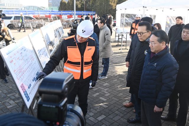 유정복 인천시장과 이재호 연수구청장이 최근 청학사거리 GTX-B 건설 현장을 점검하고 있다. 연수구 제공