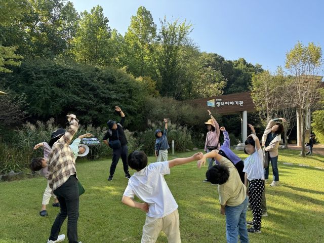 지난 10월 안양천 생태이야기관에서 열린 안양천 보물찾기 모습. 안양시 제공