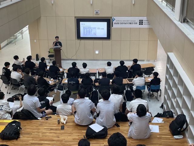 지난 7월 부천고 동문이 학교를 찾아 강연을 진행하고 있다. 부천고 제공