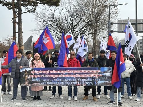 한국에 거주하는 캄보디아인들이 28일 용산구 전쟁기념관 앞에서 태국에 무기를 수출한 국방부를 규탄하는 집회를 열었다. 연합뉴스