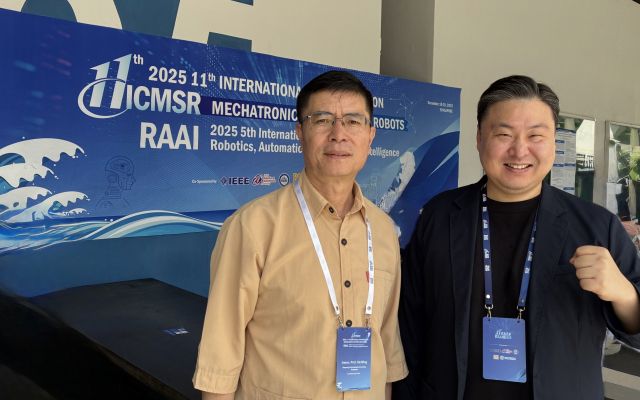 (오른쪽)최준호 형지엘리트 대표이사가 최근 싱가포르 난양공과대학교(NTU)에서 열린 ‘RAAI 2025'에 참석한 뒤 시에 밍 난양공과대학교 교수와 사진 촬영을 하고 있다. 형지엘리트 제공