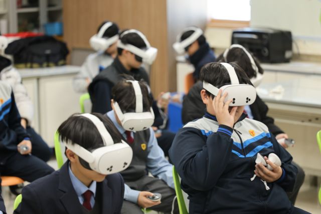 인천환경공단이 광성중학교 학생들을 대상으로 ‘물·자원순환 환경교육 VR 환경 교실’ 시연회를 하고 있다. 인천환경공단 제공
