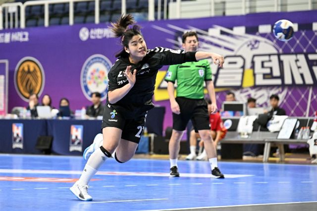 지난 시즌 SK슈글즈 우승 주역이었던 유소정의 일본 리그 진출로 발생한 전력 공백을, 경남개발공사에서 합류한 최지혜가 메워줄 것으로 김경진 감독은 기대하고 있다. 핸드볼연맹 제공