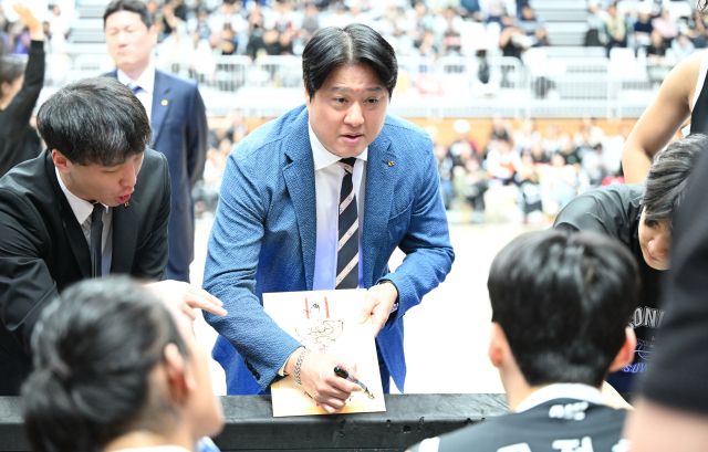 감독 통산 300승이라는 금자탑을 세운 문경은 KT 소닉붐 감독. KBL 제공