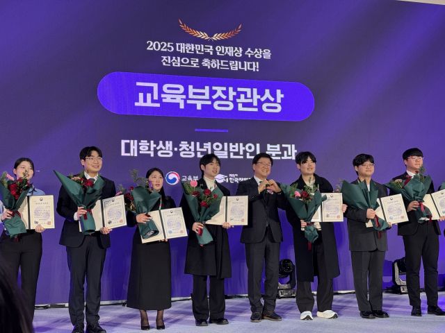 ‘2025 대한민국 인재상’ 수상자 안치완 대표(왼쪽에서 네 번째). 워크엑스(WorkX) 제공