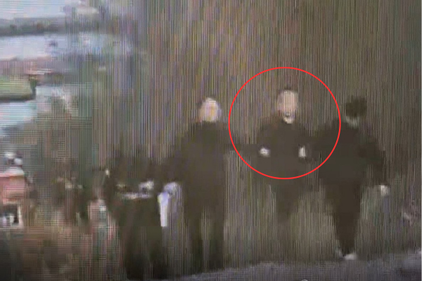 전 연인인 장기 실종 여성을 살해한 혐의로 긴급 체포된 50대 김모씨가 지난달 26일 오후 충북 충주호에서 경찰에 실종 여성의 차량을 유기한 지점을 밝힌 뒤 다시 호송되고 있다. 연합뉴스