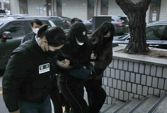 아동학대살해 혐의로 구속영장이 청구된 친모(25)와 계부 B씨(33)가 구속 전 피의자 심문을 위해 지난달 27일 오전 의정부지방법원에서 법정으로 이동하고 있다. 연합뉴스