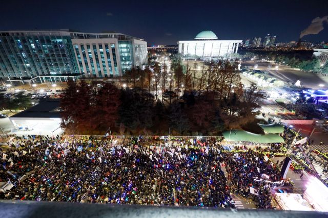 3일 서울 여의도 국회의사당 정문 앞에서 열린 '12·3 내란·외환 청산과 종식, 사회 대개혁 시민 대행진' 집회에서 참가자들이 응원봉을 들고 있다. 연합뉴스