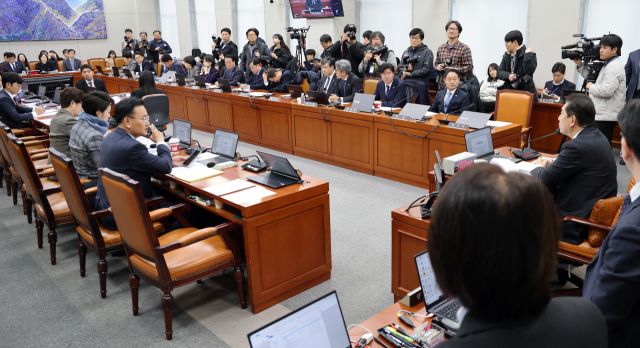 김병기 국회 운영위원장이 3일 서울 여의도 국회에서 열린 운영위원회 전체 회의를 주재하고 있다. 연합뉴스