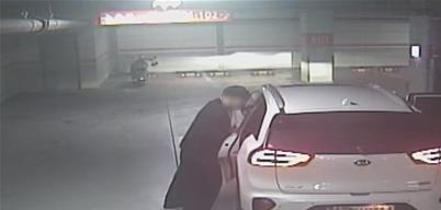 지난 10월 유튜버 ‘수탉’을 납치하고 살해하려 한 혐의(강도살인미수)를 받는 일당의 범행 모습. 인천지검 제공