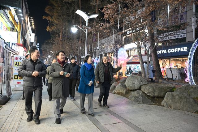 김동근 의정부시장이 ‘제1회 행복로 통큰세일 및 빛 축제’ 현장을 둘러보고 있다. 의정부시 제공