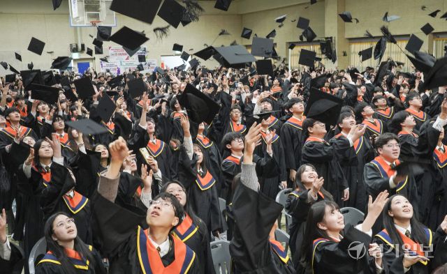 30일 오전 화성특례시 동탄고등학교 대강당에서 열린 '제17회 동탄고 졸업식'에서 3학년 학생들이 학사모를 던지며 졸업을 기념하고 있다. 홍기웅기자