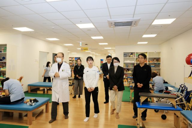 보바스병원 어린이 재활시설을 둘러보고 있는 골프선수 황유민 프로. 하남 보바스병원 제공