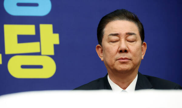 김병기 더불어민주당 원내대표가 24일 국회에서 열린 최고위원회의에서 최고위원들의 발언을 들으며 생각에 잠겨 있다. 연합뉴스