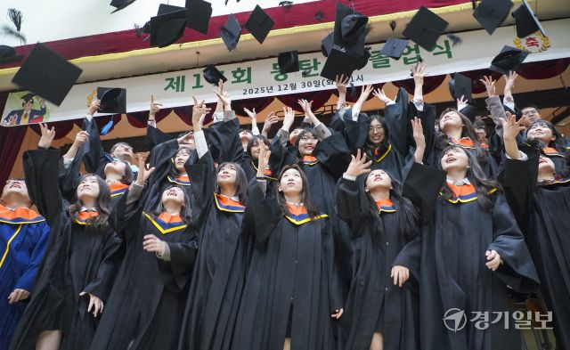 30일 오전 화성특례시 동탄고등학교 대강당에서 열린 '제17회 동탄고 졸업식'에서 3학년 졸업생들이 단체촬영후 학사모를 던지며 기념하고 있다. 홍기웅기자