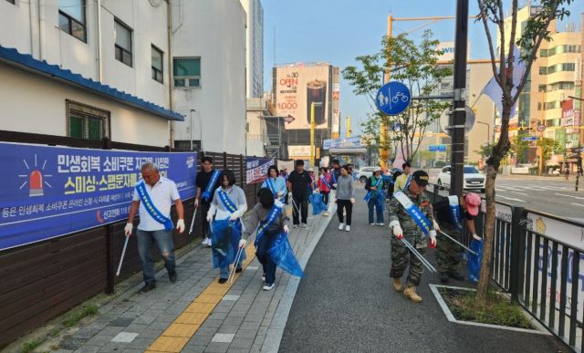 화성시 봉담읍 주민들이 대한민국 새단장 캠페인의 일환으로 환경정화활동을 펼치고 있다. 화성특례시 제공