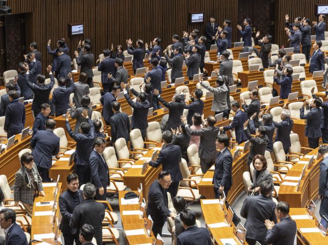30일 국회에서 열린 2025년도 마지막 본회의인 12월 임시국회 3차 본회의에서 안건을 모두 처리한 여야 의원들이 우원식 국회의장의 제의로 국민에게 인사하고 있다. 연합뉴스