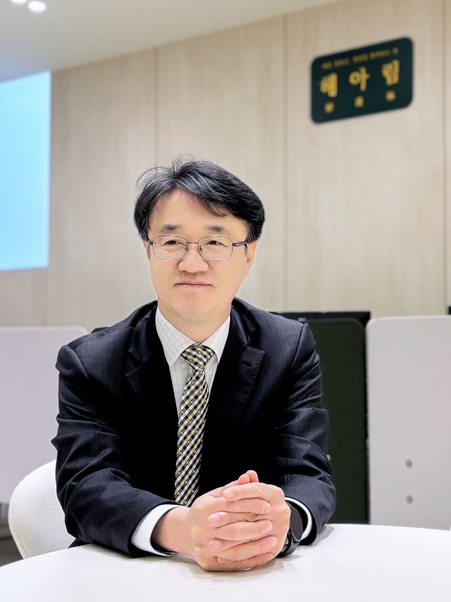 김희용 한국자산관리공사(캠코) 경기지역본부 부장(55)이 지난 18일 수원 장안구 율전동에 개소한 ‘나라On 율천마을 복합센터’의 과정 등에 대해 설명하고 있다. 캠코 경기지역본부 제공