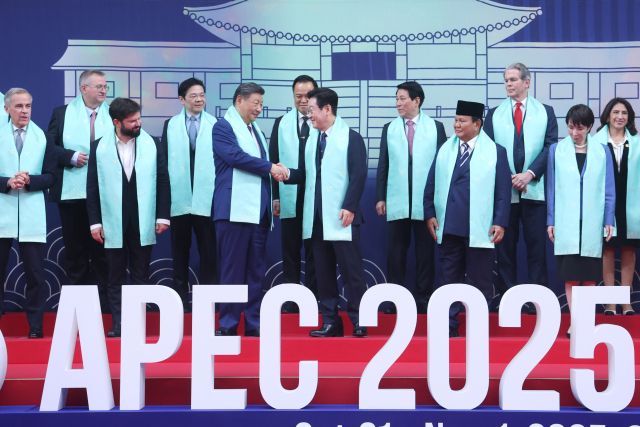 11월 1일 경주화백컨벤션센터에서 열린 2025 아시아태평양경제협력체(APEC) 정상회의 기념촬영에서 이재명 대통령이 시진핑 중국 국가주석과 악수하고 있다. 연합뉴스