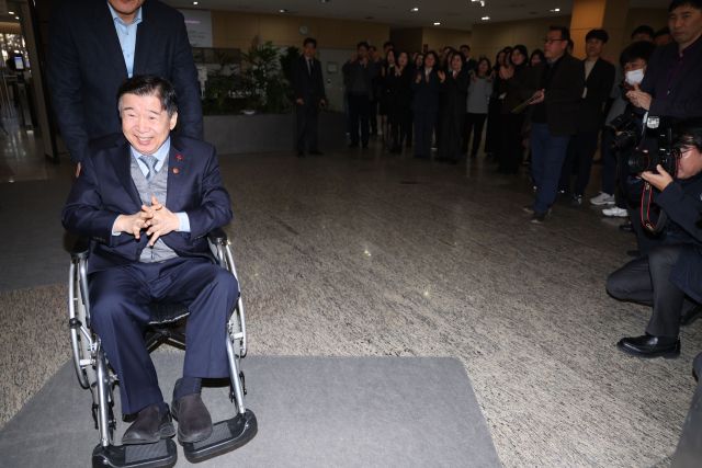 유철환 국민권익위원장이 31일 정부세종청사 7동 대회의실에서 열린 이임식을 마친 뒤 청사를 떠나고 있다. 연합뉴스