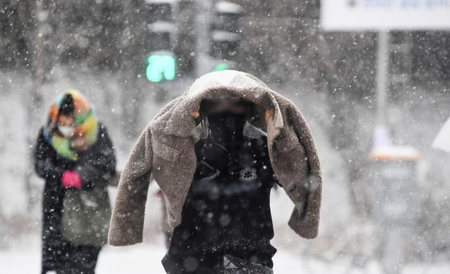 강추위 속에 걸어가는 시민. 경기일보 DB