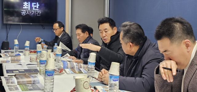 포천시 내촌면 대진개발 회의실에서 백영현 시장이 직원들로부터 기업 애로를 듣고 지역 기업 기술활용 방안을 논의하고 있다. 손지영기자