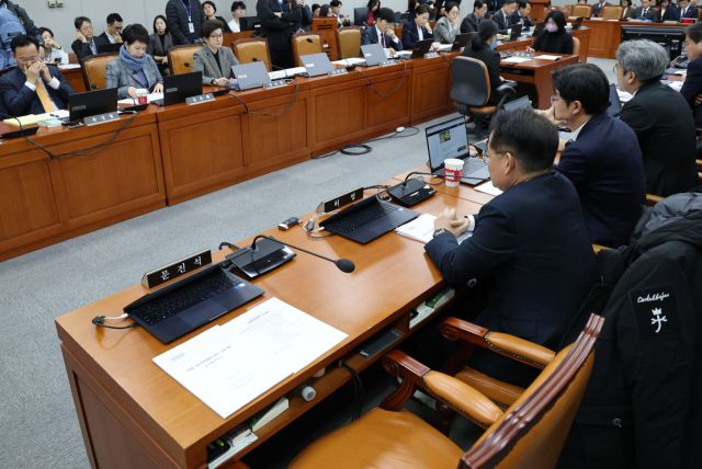 지난3일 서울 여의도 국회에서 열린 운영위원회 전체회의에 운영위 여당 간사인 더불어민주당 문진석 원내운영수석부대표의 빈자리가 눈에 띄고 있다. 앞서 문 수석부대표는 전날 국회 본회의 도중 김남국 대통령실 디지털소통비서관에게 같은 대학 출신의 특정 인사를 한국자동차산업협회장에 추천해달라고 휴대전화 문자메시지로 요청하는 장면이 일부 언론 카메라에 포착돼 파장이 일고 있다. 연합뉴스