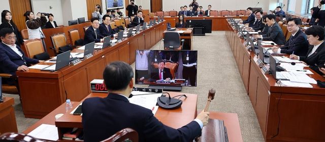 국회 산업통상자원중소벤처기업위원회 이철규 위원장이 4일 서울 여의도 국회에서 열린 제419회 국회(정기회) 산업통상자원중소벤처기업위원회 제9차 전체회의에서 여야 합의에 따라 산자위 대안으로 발의된 반도체특별법이 통과되고 있다. 연합뉴스