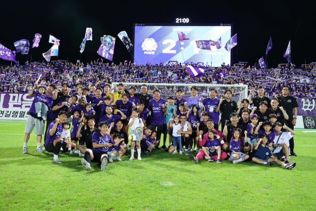 2025시즌을 마무리한 FC안양 선수단과 코칭스태프. 안양은 올 시즌 ‘생존 DNA’를 기반으로 안정적인 경쟁력을 증명했다. 한국프로축구연맹 제공