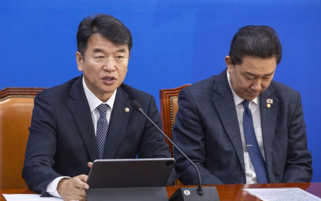 더불어민주당 문진석 원내운영수석부대표가 18일 국회에서 열린 원내대책회의에서 발언하고 있다. 연합뉴스