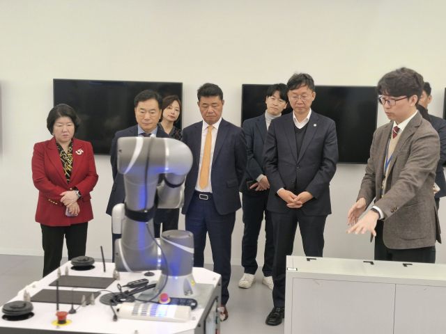 이민근 안산시장이 일본 도쿄 코트라·자동화센터를 방문해 관계자로부터 설명을 듣고 있다. 안산시 제공