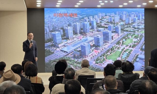 최근 이천상공회의소에서 열린 ‘이천 역세권 개발, 어떻게 풀어야 하나’를 주제로 한 정책 토론회에서 최형근 지역발전연구원장이 실행전략을 발표하고 있다. 김정오기자