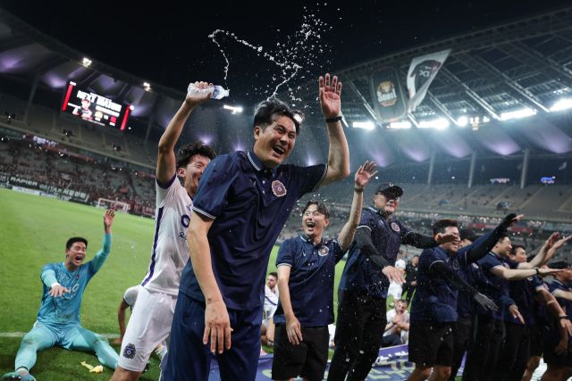 승리를 확정한 뒤 선수들과 함께 환호하는 유병훈 감독. 흔들림 없는 팀 결속이 후반기 반등의 동력이 됐다. 한국프로축구연맹 제공