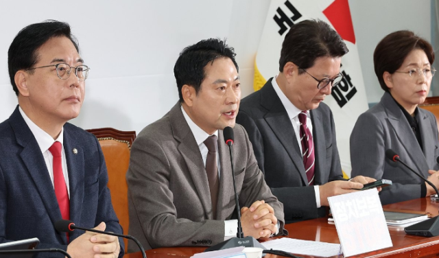 국민의힘 장동혁 대표가 4일 서울 여의도 국회에서 열린 최고위원회의에서 발언하고 있다. 연합뉴스