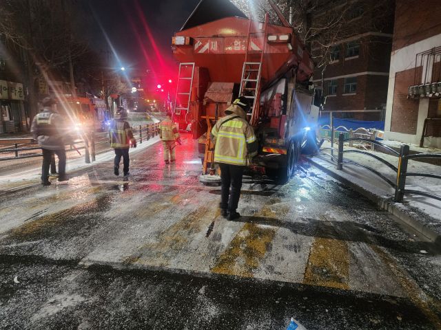 인천 부평구 갈산동의 한 도로에서 제설용 차량이 가로수를 들이받는 사고가 났다. 사고 현장. 인천소방본부제공
