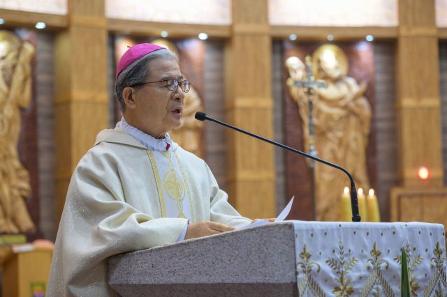 교구장 이용훈 마티아 주교가 사제 직무에 대해 강론하고 있다.