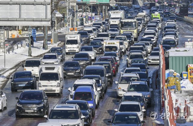 지난 4일 밤 수도권 곳곳에 5cm 내외의 많은 눈이 내리며 5일 경기도 내 도로 곳곳이 정체를 빚으며 출근길에 나선 시민들이 불편함을 겪었다. 이날 오전 의왕시 경수대로가 얼어붙은 도로로 극심한 정체를 빚고 있다. 윤원규기자