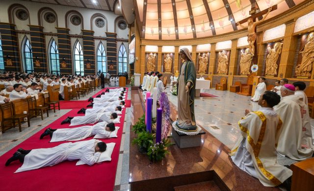 사제 서품후보자들이 부복(수품자들이 땅에 완전히 엎드려 기도하는 것)하고 있다. 땅에 엎드린 자세는 가장 비천한 자로서 세속에 죽고 봉사할 것을 의미한다고 한다.
