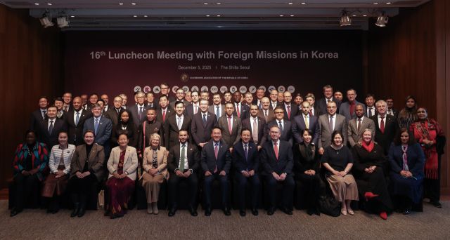 대한민국시도지사협의회가 5일 서울 신라호텔 영빈관에서 ‘2025년 주한 외국공관장 초청 간담회’를 열고 참석자들과 기념사진을 촬영하고 있다. 시도지사협 제공