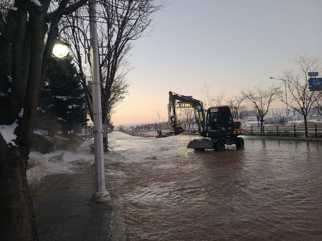 수원 탑동지하차도 인근 상수도관 파열…새벽 도로 침수