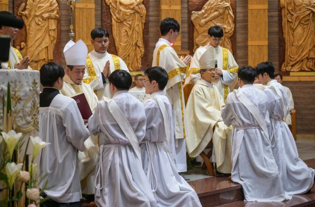 사제로 뽑힌 후보들이 주교앞에서 사제 직무와 순명을 서약하고 있다.