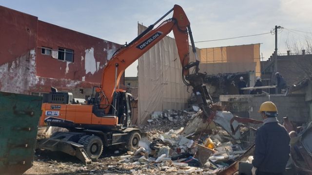 파주시가 지난 1일부터 3일까지 사흘간 소방서, 경찰서 등 관계 기관 지원 인력 총 180명과 장비를 투입해 무허가 건축물 1개 동을 전면 철거하는 제14차 행정대집행을 실시 하고 있다. 파주시 제공