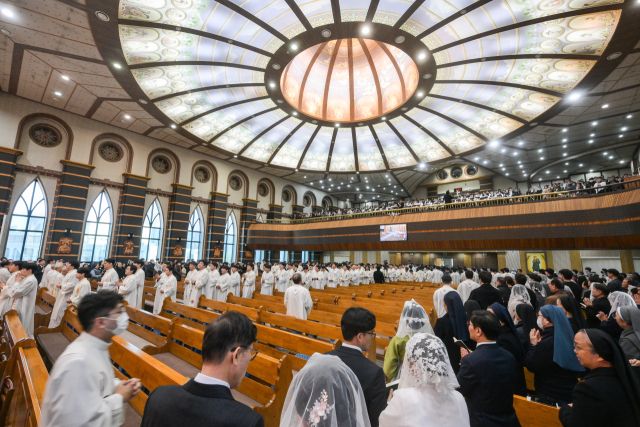 성직자들이 입장하고 있다.