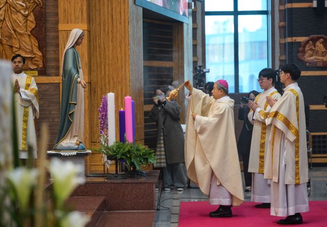 교구장 이용훈 마티아 주교가 향로로 예식을 올리고 있다.