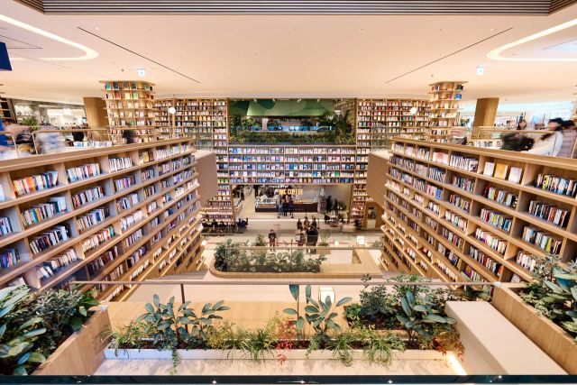 신세계프라퍼티가 5 일 파주 운정신도시에 ‘스타필드 빌리지운정’을 정식 오픈했. 지역민 삶에 새로운 일상을 선사한다. ‘스타필드 빌리지’는 스타필드로 쌓아온복합쇼핑몰 개발 역량에 지역 커뮤니티 기능을 더한 지역 밀착형 쇼핑공간이다. 사진은 3~ 4 일 사전 오픈모습. 신세계프라퍼티제공